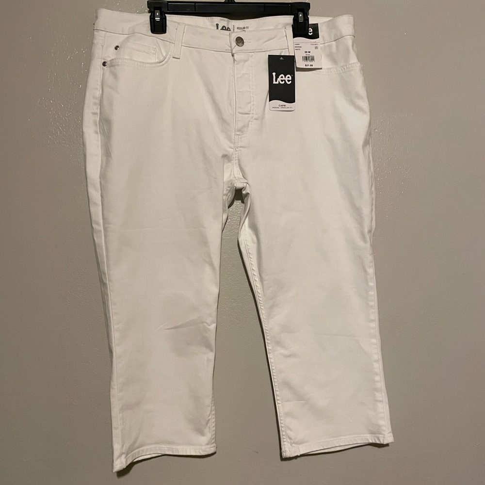 White Lee Midrise Capri Regular Fit.
